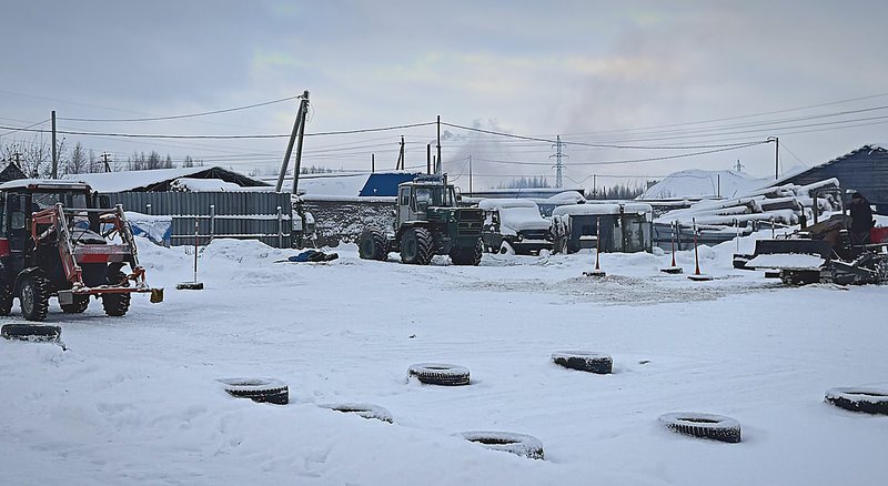 Учебная площадка на улице Дачной в Архангельске зимой: техника, конусы и покрышки для упражнений